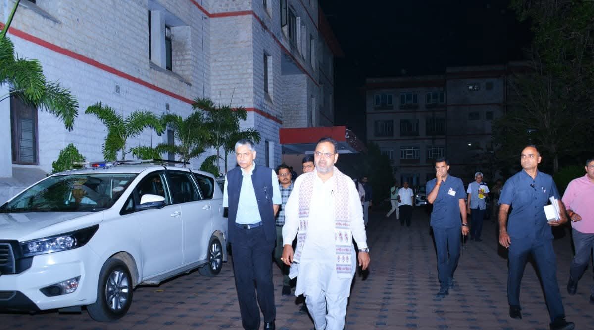 जयपुर से बड़ा संदेश: मुख्यमंत्री भजनलाल शर्मा ने ‘अर्थ ऑवर’ पर खुद बुझाईं लाइट्स, मोमबत्ती की रोशनी में चला काम, जनता से हर दिन ऊर्जा बचाने की अपील